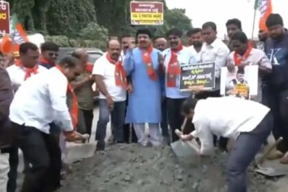 ಬೆಂಗಳೂರಲ್ಲಿ ರಸ್ತೆ ಗುಂಡಿ ಮುಚ್ಚದ ರಾಜ್ಯ ಸರ್ಕಾರದ ವಿರುದ್ಧ ಬಿಜೆಪಿ ಪ್ರತಿಭಟನೆ 