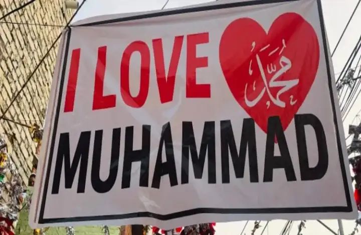 ಪ್ಲೆಕ್ಸ್ ವಿಚಾರವಾಗಿ 2 ಕೋಮಿನ ನಡುವೆ ಗಲಾಟೆ : ಮನೆಗಳ ಮೇಲೆ ಕಲ್ಲು ತೋರಾಟ ಪ್ಲೆಕ್ಸ್ ವಿಚಾರವಾಗಿ 2 ಕೋಮಿನ ನಡುವೆ ಗಲಾಟೆ : ಮನೆಗಳ ಮೇಲೆ ಕಲ್ಲು ತೋರಾಟ