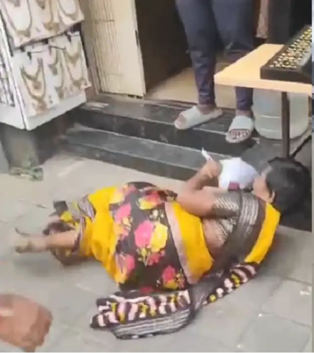 ಸೀರೆ ಕದ್ದು ಆರೋಪ : ಮಹಿಳೆಯ ಖಾಸಗಿ ಅಂಗಕ್ಕೆ ಒದ್ದು ಮಾಲೀಕನ ಕೌರ್ಯ 