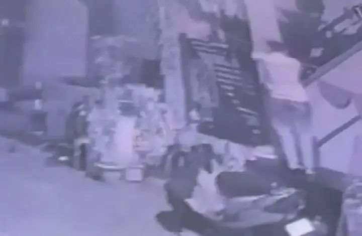 ಹುಬ್ಬಳ್ಳಿಯಲ್ಲಿ ಮಹಿಳೆಯರ ಒಳಉಡುಪು ಕಳ್ಳ: ಸಿಸಿಟಿವಿಯಲ್ಲಿ ಸೈಕೋಪಾತ್ ಕೃತ್ಯ ಸೆರೆ ಹುಬ್ಬಳ್ಳಿಯಲ್ಲಿ ಮಹಿಳೆಯರ ಒಳಉಡುಪು ಕಳ್ಳ: ಸಿಸಿಟಿವಿಯಲ್ಲಿ ಸೈಕೋಪಾತ್ ಕೃತ್ಯ ಸೆರೆ