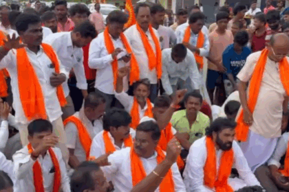 ಹಿಂದೂ ಮಹಾಗಣಪತಿ ಶೋಭಯಾತ್ರೆಗೆ ಡಿಜೆಗೆ ಅವಕಾಶ ನೀಡದ ಹಿನ್ನೆಲೆ:ರಸ್ತೆ ತಡೆದು ಪ್ರತಿಭಟನೆ ನಡೆಸುತ್ತಿರುವ ಮಾಜಿ ಸಚಿವ ಶ್ರೀರಾಮುಲು