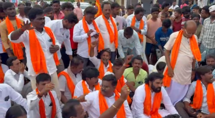 ಹಿಂದೂ ಮಹಾಗಣಪತಿ ಶೋಭಯಾತ್ರೆಗೆ ಡಿಜೆಗೆ ಅವಕಾಶ ನೀಡದ ಹಿನ್ನೆಲೆ:ರಸ್ತೆ ತಡೆದು ಪ್ರತಿಭಟನೆ ನಡೆಸುತ್ತಿರುವ ಮಾಜಿ ಸಚಿವ ಶ್ರೀರಾಮುಲು