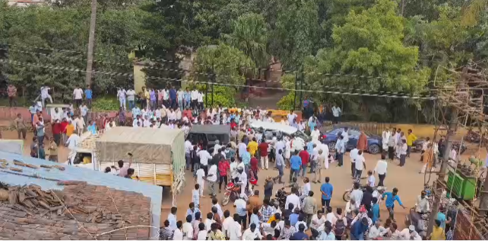 ಪ್ರತಿನಿತ್ಯ ಶಾಲೆಗೆ 11.45ಕ್ಕೆ ಹಾಜರಾಗುತ್ತಿರುವ ಮುಖ್ಯ ಶಿಕ್ಷಕಿ ಪ್ರತಿನಿತ್ಯ ಶಾಲೆಗೆ 11.45ಕ್ಕೆ ಹಾಜರಾಗುತ್ತಿರುವ ಮುಖ್ಯ ಶಿಕ್ಷಕಿ