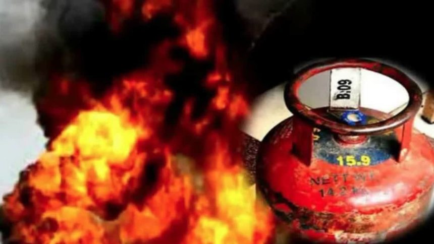 ದೀಪದಿಂದ ಅವಾಂತರ : ಸಿಲಿಂಡರ್ ಸ್ಫೋಟಗೊಂಡು 8 ಜನರಿಗೆ ಗಂಭೀರ ಗಾಯ