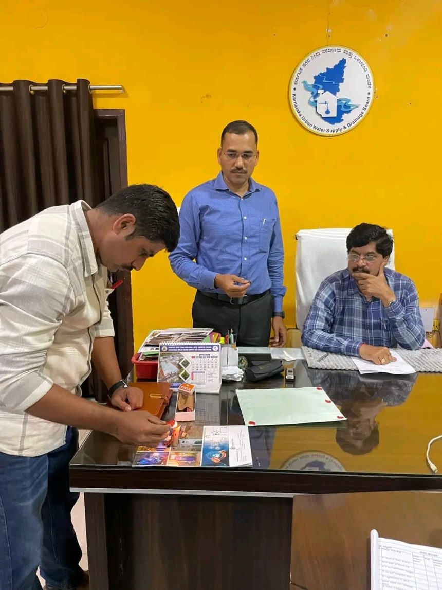 ಒಂದು ಲಕ್ಷ ಲಂಚ ಕೇಳಿದ ಆರೋಪ: ಇಂಜಿನಿಯರ್ EE ಅಶೋಕ್ ಶಿರೂರ ಬಂಧನ ಒಂದು ಲಕ್ಷ ಲಂಚ ಕೇಳಿದ ಆರೋಪ: ಇಂಜಿನಿಯರ್ EE ಅಶೋಕ್ ಶಿರೂರ ಬಂಧನ