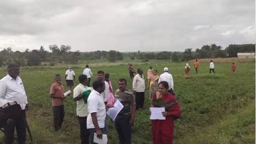 ಒಬ್ಬರ ಜಮೀನು ಇನ್ನೊಬ್ಬರ ಹೆಸರಿಗೆ ದಾಖಲು ಆರೋಪ:ಸಂಬಂಧಿಸಿದ ಅಧಿಕಾರಿಗಳ ವಿರುದ್ಧ ಕ್ರಮಕ್ಕೆ ಆಗ್ರಹ ಒಬ್ಬರ ಜಮೀನು ಇನ್ನೊಬ್ಬರ ಹೆಸರಿಗೆ ದಾಖಲು ಆರೋಪ:ಸಂಬಂಧಿಸಿದ ಅಧಿಕಾರಿಗಳ ವಿರುದ್ಧ ಕ್ರಮಕ್ಕೆ ಆಗ್ರಹ