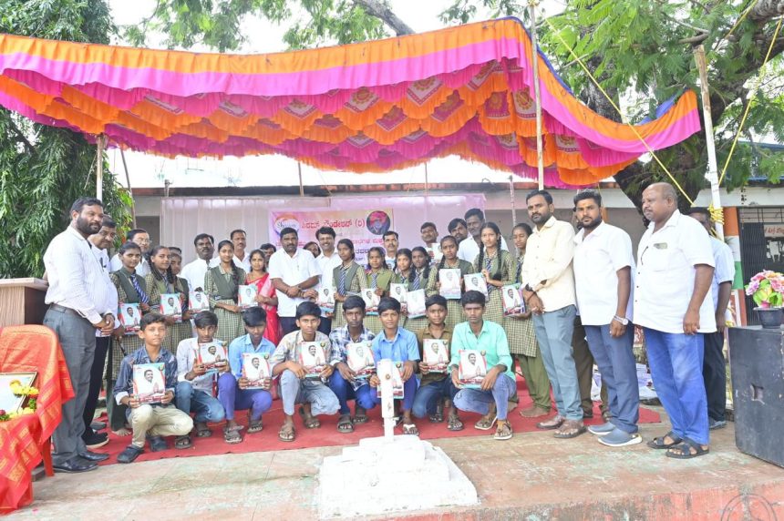 ಶಿಕ್ಷಣಕ್ಕೆ ಬಡತನ ಎಂದಿಗೂ ಅಡ್ಡಿಯಾಗಬಾರದು : ಪೀರಪ್ಪಾ ಔರಾದೆ ಶಿಕ್ಷಣಕ್ಕೆ ಬಡತನ ಎಂದಿಗೂ ಅಡ್ಡಿಯಾಗಬಾರದು : ಪೀರಪ್ಪಾ ಔರಾದೆ