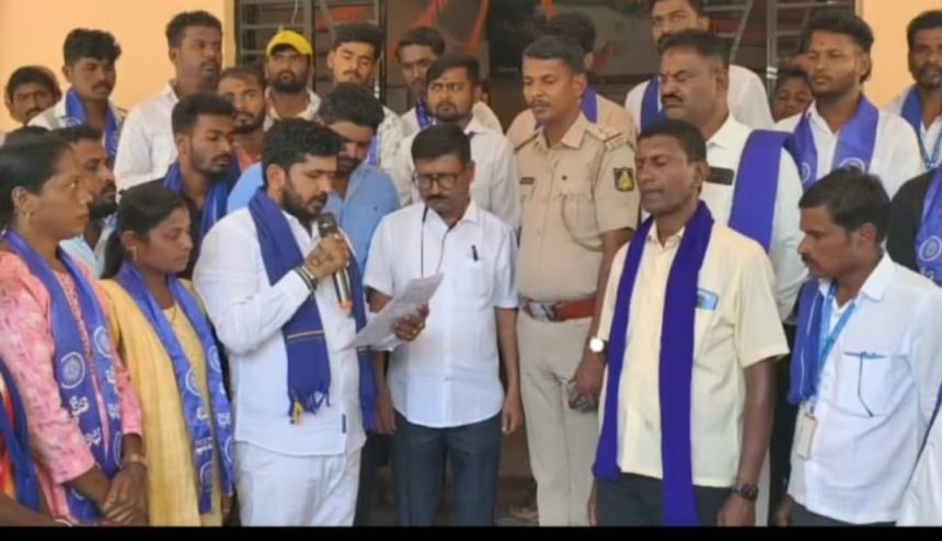 ವಕೀಲರಾದ ರಾಕೇಶ್ ಕಿಶೋರ ಬಂಧನಕ್ಕೆ ಒತ್ತಾಯಿಸಿ ಪ್ರತಿಭಟನೆ ವಕೀಲರಾದ ರಾಕೇಶ್ ಕಿಶೋರ ಬಂಧನಕ್ಕೆ ಒತ್ತಾಯಿಸಿ ಪ್ರತಿಭಟನೆ