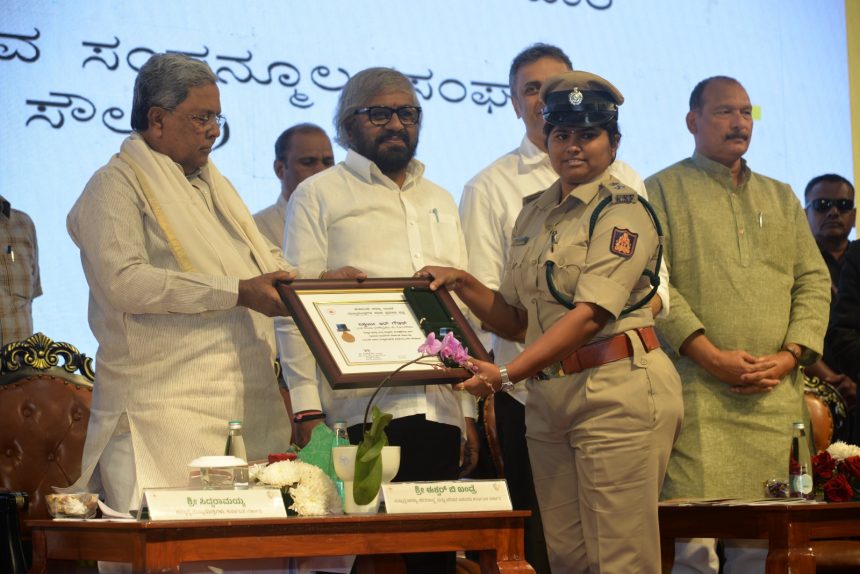 ಮಾತೃ ಇಲಾಖೆಯ ಸೇವೆಗಾಗಿ ಮುಖ್ಯಮಂತ್ರಿಯಿಂದ ಗೌರವ ಮಾತೃ ಇಲಾಖೆಯ ಸೇವೆಗಾಗಿ ಮುಖ್ಯಮಂತ್ರಿಯಿಂದ ಗೌರವ