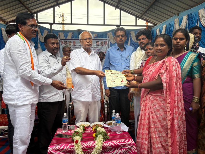 ಸುಡುಗಾಡು ಸಿದ್ದರ ನಿವೇಶನಗಳಿಗೆ ಹಕ್ಕು ಪತ್ರ ವಿತರಣೆ ಮಾಡಿದ ಶಾಸಕ ಎನ್ ವೈ ಗೋಪಾಲಕೃಷ್ಣ ಸುಡುಗಾಡು ಸಿದ್ದರ ನಿವೇಶನಗಳಿಗೆ ಹಕ್ಕು ಪತ್ರ ವಿತರಣೆ ಮಾಡಿದ ಶಾಸಕ ಎನ್ ವೈ ಗೋಪಾಲಕೃಷ್ಣ