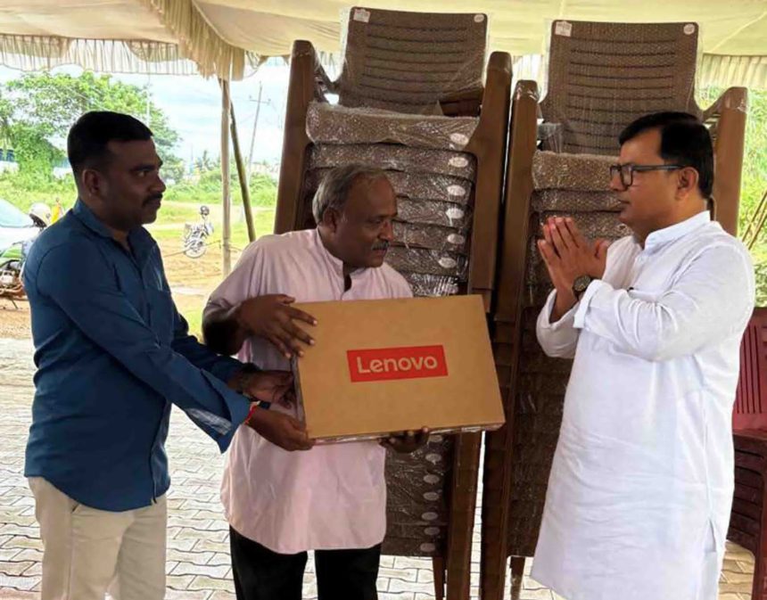 ಶಾಸಕ ಶ್ರೀನಿವಾಸ್ ಮಾನೆಯವರಿಂದ ವಿದ್ಯಾರ್ಥಿಗಳಿಗೆ ಲ್ಯಾಪ್ ಟ್ಯಾಪ್ ವಿತರಣೆ ಶಾಸಕ ಶ್ರೀನಿವಾಸ್ ಮಾನೆಯವರಿಂದ ವಿದ್ಯಾರ್ಥಿಗಳಿಗೆ ಲ್ಯಾಪ್ ಟ್ಯಾಪ್ ವಿತರಣೆ
