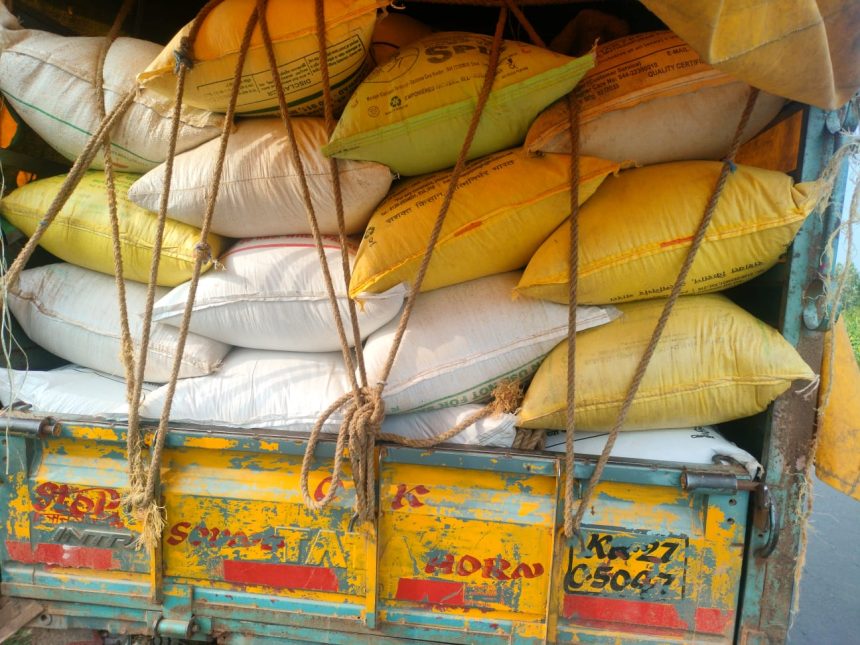 ಅಕ್ರಮವಾಗಿ ಸಾಗಿಸುತ್ತಿದ್ದ ಅಪಾರ ಪ್ರಮಾಣದ ಅನ್ನಭಾಗ್ಯ ಯೋಜನೆ ಅಕ್ಕಿ ವಶಕ್ಕೆ ಅಕ್ರಮವಾಗಿ ಸಾಗಿಸುತ್ತಿದ್ದ ಅಪಾರ ಪ್ರಮಾಣದ ಅನ್ನಭಾಗ್ಯ ಯೋಜನೆ ಅಕ್ಕಿ ವಶಕ್ಕೆ