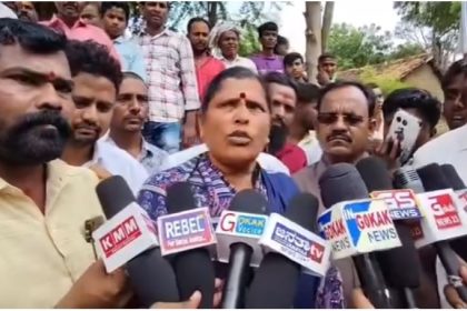 ರಮೇಶ್ ಕತ್ತಿ ಗೋಕಾಕ್ಕೆ ಬಂದರೆ ಚಪ್ಪಲಿಯಿಂದ ಹೊಡೆಯುತ್ತೇವೆ ಎಂದ ಮಹಿಳೆ