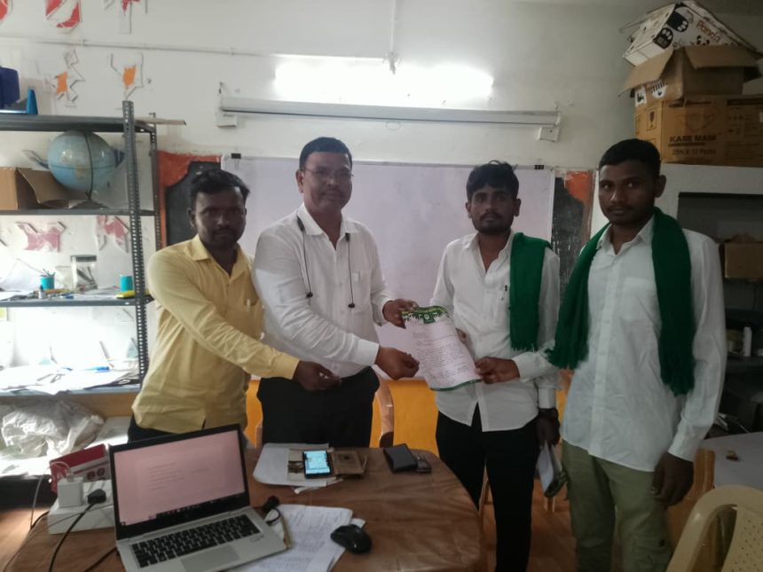 ಶಾಲೆಯ ಶೌಚಾಲಯ ವ್ಯವಸ್ಥೆ ಸರಿಪಡಿಸುವಂತೆ ಬಿಇಒ ಅವರಿಗೆ ರೈತ ಸಂಘ ಮನವಿ. ಶಾಲೆಯ ಶೌಚಾಲಯ ವ್ಯವಸ್ಥೆ ಸರಿಪಡಿಸುವಂತೆ ಬಿಇಒ ಅವರಿಗೆ ರೈತ ಸಂಘ ಮನವಿ.