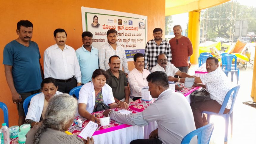 ರೋಟರಿ ವತಿಯಿಂದ ಬೀದಿಬದಿ ವ್ಯಾಪಾರಸ್ಥರಿಗೆ ಉಚಿತ ಬಿಪಿ, ಶುಗರ್ ತಪಾಸಣೆ ರೋಟರಿ ವತಿಯಿಂದ ಬೀದಿಬದಿ ವ್ಯಾಪಾರಸ್ಥರಿಗೆ ಉಚಿತ ಬಿಪಿ, ಶುಗರ್ ತಪಾಸಣೆ