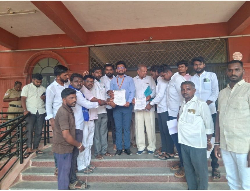 ಸಂವಿಧಾನ ಶಿಲ್ಪಿಗೆ ಅಪಮಾನ ದಲಿತ ರಕ್ಷಣಾ ವೇದಿಕೆ ಪ್ರತಿಭಟನೆ ಸಂವಿಧಾನ ಶಿಲ್ಪಿಗೆ ಅಪಮಾನ ದಲಿತ ರಕ್ಷಣಾ ವೇದಿಕೆ ಪ್ರತಿಭಟನೆ