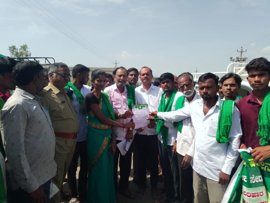 ಮುಧೋಳ ನಲ್ಲಿ ರೈತ ಸಂಘ ಬೃಹತ್ ಪ್ರತಿಭಟನೆ. ಮುಧೋಳ ನಲ್ಲಿ ರೈತ ಸಂಘ ಬೃಹತ್ ಪ್ರತಿಭಟನೆ.