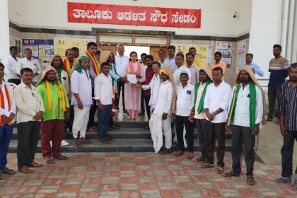 ಕರವೇ ವತಿಯಿಂದ ಬಾರುಕೋಲು ಮತ್ತು ಗೋಣಿಚೀಲ ಹಾಕಿಕೊಂಡು ವಿನೂತನ ಪ್ರತಿಭಟನೆ