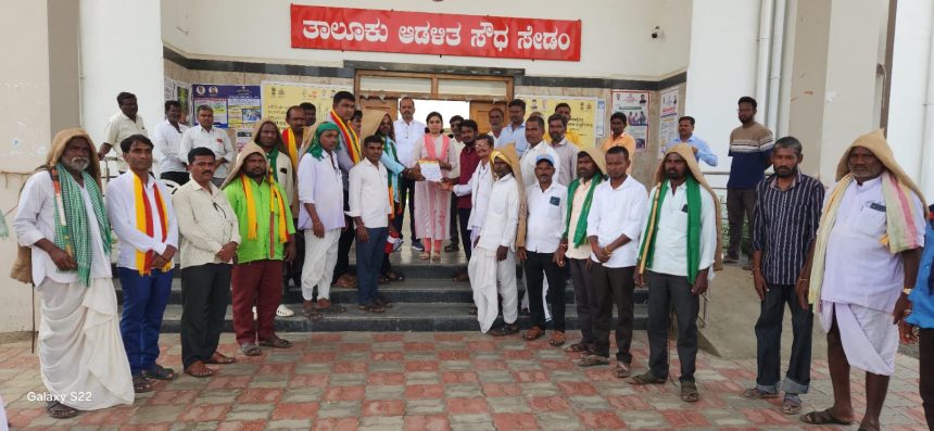 ಕರವೇ ವತಿಯಿಂದ ಬಾರುಕೋಲು ಮತ್ತು ಗೋಣಿಚೀಲ ಹಾಕಿಕೊಂಡು ವಿನೂತನ ಪ್ರತಿಭಟನೆ ಕರವೇ ವತಿಯಿಂದ ಬಾರುಕೋಲು ಮತ್ತು ಗೋಣಿಚೀಲ ಹಾಕಿಕೊಂಡು ವಿನೂತನ ಪ್ರತಿಭಟನೆ