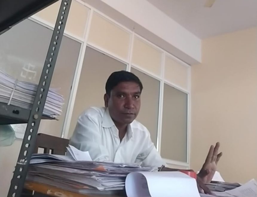 ಲೋಕಾಯುಕ್ತ ಬಲೆಗೆ ಸಿಕ್ಕ ಗ್ರಾಮ ಸಹಾಯಕ ಲೋಕಾಯುಕ್ತ ಬಲೆಗೆ ಸಿಕ್ಕ ಗ್ರಾಮ ಸಹಾಯಕ