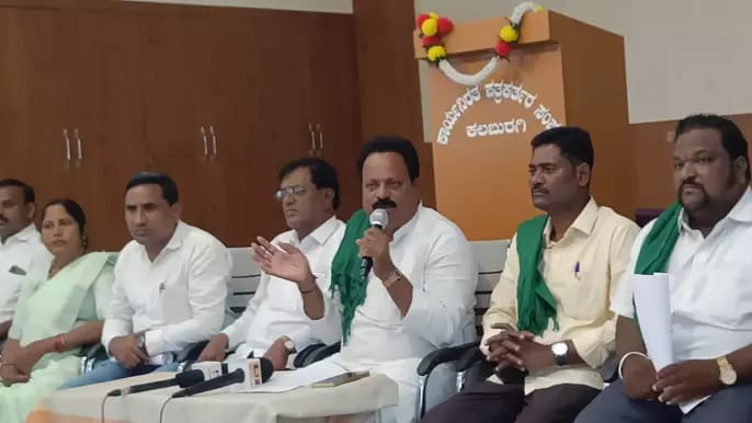 ಹಸಿ ಬರಗಾಲ ಎಂದು ಘೋಷಣೆ ಮಾಡುವಂತೆ ಆಗ್ರಹಿಸಿ ಕಲಬುರಗಿ ಬಂದ್ ಗೆ ರೈತ ಸಂಘ ಕರೆ ಹಸಿ ಬರಗಾಲ ಎಂದು ಘೋಷಣೆ ಮಾಡುವಂತೆ ಆಗ್ರಹಿಸಿ ಕಲಬುರಗಿ ಬಂದ್ ಗೆ ರೈತ ಸಂಘ ಕರೆ