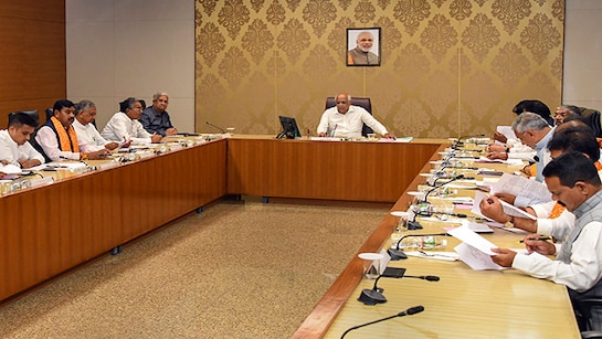 ಗುಜರಾತ್ ಸರ್ಕಾರದ ಎಲ್ಲಾ ಸಚಿವರು ದಿಢೀರ್ ರಾಜೀನಾಮೆ ಗುಜರಾತ್ ಸರ್ಕಾರದ ಎಲ್ಲಾ ಸಚಿವರು ದಿಢೀರ್ ರಾಜೀನಾಮೆ