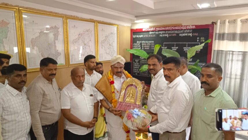 ಆಯುಧ ಪೂಜೆಯಲ್ಲಿ ಶಾಸಕ ಶಿವಲಿಂಗೇಗೌಡರು ಭಾಗಿ ಆಯುಧ ಪೂಜೆಯಲ್ಲಿ ಶಾಸಕ ಶಿವಲಿಂಗೇಗೌಡರು ಭಾಗಿ