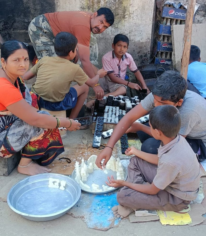 ಗೌರಿ ಹುಣ್ಣಿಮೆಗೆ ಸಜ್ಜಾಗುತ್ತಿವೆ ಸಕ್ಕರೆ ಗೊಂಬೆ ಗೌರಿ ಹುಣ್ಣಿಮೆಗೆ ಸಜ್ಜಾಗುತ್ತಿವೆ ಸಕ್ಕರೆ ಗೊಂಬೆ