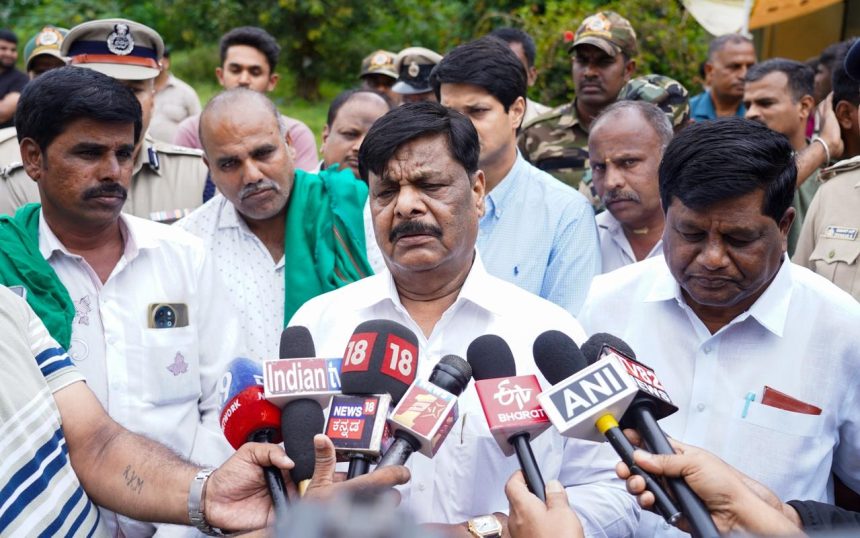 ಹುಲಿ ದಾಳಿಗೆ ಸಾವನ್ನಪ್ಪಿದ ರಾಜಶೇಖರ್ ನಿವಾಸಕ್ಕೆ ಸಚಿವ ಮಹದೇವಪ್ಪ ಭೇಟಿ ಹುಲಿ ದಾಳಿಗೆ ಸಾವನ್ನಪ್ಪಿದ ರಾಜಶೇಖರ್ ನಿವಾಸಕ್ಕೆ ಸಚಿವ ಮಹದೇವಪ್ಪ ಭೇಟಿ