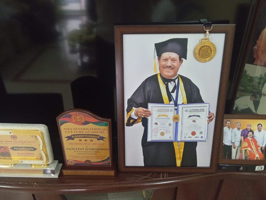 ಚನ್ನಪ್ಪ ಸರಿಕರ್ ಇವರಿಗೆ ಗೌರವ ಡಾಕ್ಟರೇಟ್ ಪದವಿ ಚನ್ನಪ್ಪ ಸರಿಕರ್ ಇವರಿಗೆ ಗೌರವ ಡಾಕ್ಟರೇಟ್ ಪದವಿ