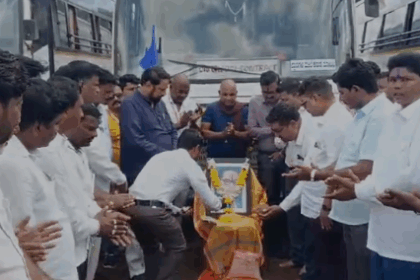 ನಾಗಪುರ ದೀಕ್ಷಾ ಭೂಮಿ ಯಾತ್ರೆಗೆ ತೆರಳುವ ವಾಹನಗಳಿಗೆ ಶಾಸಕ ಲಕ್ಷ್ಮಣ ಸವದಿ ಚಾಲನೆ