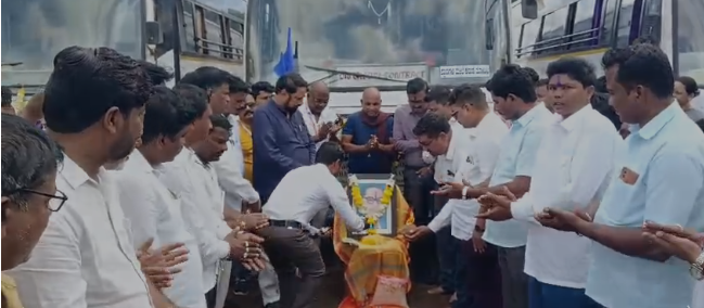 ನಾಗಪುರ ದೀಕ್ಷಾ ಭೂಮಿ ಯಾತ್ರೆಗೆ ತೆರಳುವ ವಾಹನಗಳಿಗೆ ಶಾಸಕ ಲಕ್ಷ್ಮಣ ಸವದಿ ಚಾಲನೆ ನಾಗಪುರ ದೀಕ್ಷಾ ಭೂಮಿ ಯಾತ್ರೆಗೆ ತೆರಳುವ ವಾಹನಗಳಿಗೆ ಶಾಸಕ ಲಕ್ಷ್ಮಣ ಸವದಿ ಚಾಲನೆ