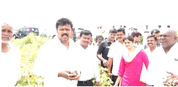 ಶಾಸಕ ದದ್ದಲ್ ರಿಂದ ಅಧಿಕಾರಿಗಳೊಂದಿಗೆ ಬೆಳೆಹಾನಿ ವೀಕ್ಷಣೆ ಶಾಸಕ ದದ್ದಲ್ ರಿಂದ ಅಧಿಕಾರಿಗಳೊಂದಿಗೆ ಬೆಳೆಹಾನಿ ವೀಕ್ಷಣೆ