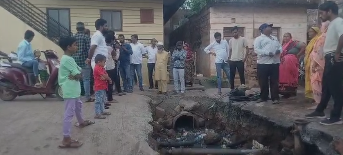 ದುರಸ್ತಿಲ್ಲದ ಚರಂಡಿ ಬಿದ್ದರೆ ಕೈಲಾಸ ಸೇರುದು ಗ್ಯಾರಂಟಿ ದುರಸ್ತಿಲ್ಲದ ಚರಂಡಿ ಬಿದ್ದರೆ ಕೈಲಾಸ ಸೇರುದು ಗ್ಯಾರಂಟಿ