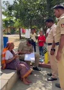 ಪೊಲೀಸರ ವಿನೂತನ ಕಾರ್ಯಕ್ರಮಕ್ಕೆ ಸಾರ್ವಜನಿಕರಿಂದ ಮೆಚ್ಚುಗೆ ಪೊಲೀಸರ ವಿನೂತನ ಕಾರ್ಯಕ್ರಮಕ್ಕೆ ಸಾರ್ವಜನಿಕರಿಂದ ಮೆಚ್ಚುಗೆ