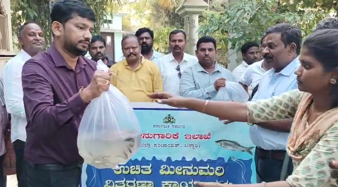 ಕೃಷಿ ಹೊಂಡವಿರುವ ರೈತರಿಗೆ ಮೀನುಮರಿಗಳ ವಿತರಣೆ ಕೃಷಿ ಹೊಂಡವಿರುವ ರೈತರಿಗೆ ಮೀನುಮರಿಗಳ ವಿತರಣೆ
