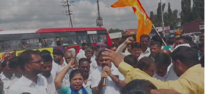 ಅಥಣಿ ವಾಲ್ಮೀಕಿ ವೃತದಲ್ಲಿ ಬೃಹತ್ ಪ್ರತಿಭಟನೆ ಅಥಣಿ ವಾಲ್ಮೀಕಿ ವೃತದಲ್ಲಿ ಬೃಹತ್ ಪ್ರತಿಭಟನೆ