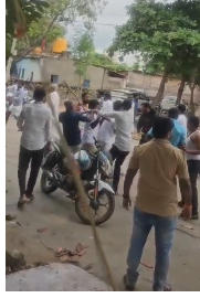 ಎರಡು ಗುಂಪುಗಳ ಮದ್ಯ ಸಿನಿಮಾ ಶೈಲಿಯಲ್ಲಿ ಹೊಡೆದಾಟ ಎರಡು ಗುಂಪುಗಳ ಮದ್ಯ ಸಿನಿಮಾ ಶೈಲಿಯಲ್ಲಿ ಹೊಡೆದಾಟ