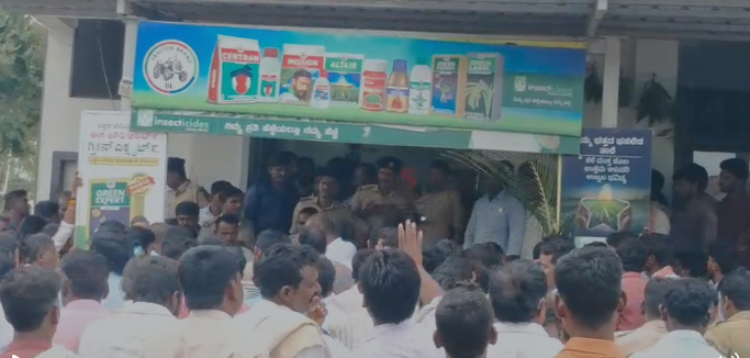 ಕಳೆಪೆ ಬೀಜ ವಿತರಣೆ: ವಿನಾಯಕ ಟ್ರೇಡರ್ಸ್ ಮಳಿಗೆಗೆ ರೈತರ ಮುತ್ತಿಗೆ ಕಳೆಪೆ ಬೀಜ ವಿತರಣೆ: ವಿನಾಯಕ ಟ್ರೇಡರ್ಸ್ ಮಳಿಗೆಗೆ ರೈತರ ಮುತ್ತಿಗೆ