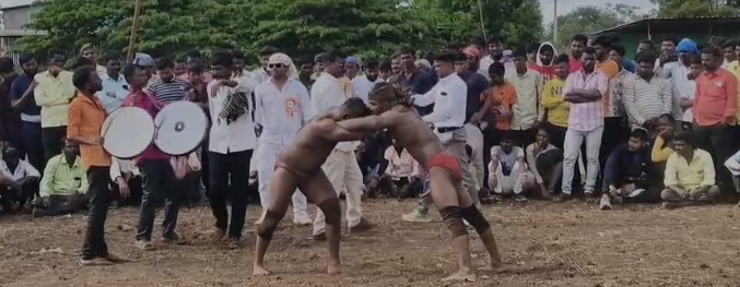 ಮಂಗಲಗಿಯಲ್ಲಿ ಗಮನ ಸೆಳೆದ ಜಂಗಿ ಕುಸ್ತಿ ಮಂಗಲಗಿಯಲ್ಲಿ ಗಮನ ಸೆಳೆದ ಜಂಗಿ ಕುಸ್ತಿ