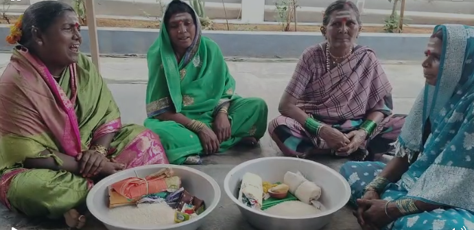 ಮನೆ ಮನೆಗೆ ತೆರಳಿ ಹರಸುವ ಗೌರಮ್ಮನ ಮಕ್ಕಳಿಂದ ಜಾನಪದ ಜೀವಂತ ಮನೆ ಮನೆಗೆ ತೆರಳಿ ಹರಸುವ ಗೌರಮ್ಮನ ಮಕ್ಕಳಿಂದ ಜಾನಪದ ಜೀವಂತ