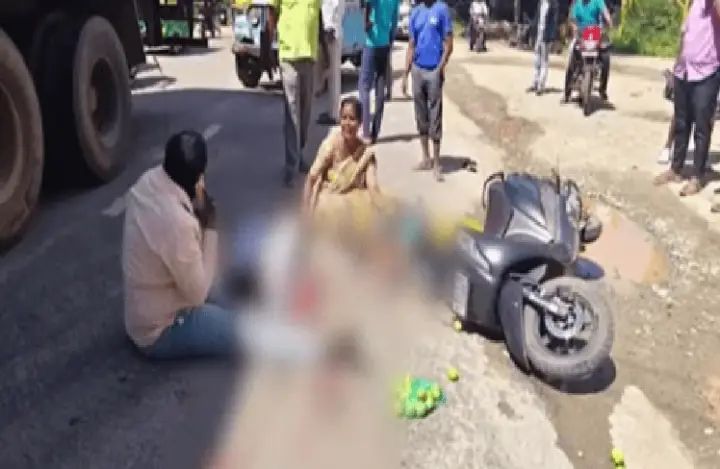 ಬೈಕ್ ಸ್ಕಿಡ್ ಆಗಿ ಲಾರಿ ಹರಿದು ಇಬ್ಬರು ಯುವತಿಯರು ದಾರುಣ ಸಾವು ಬೈಕ್ ಸ್ಕಿಡ್ ಆಗಿ ಲಾರಿ ಹರಿದು ಇಬ್ಬರು ಯುವತಿಯರು ದಾರುಣ ಸಾವು