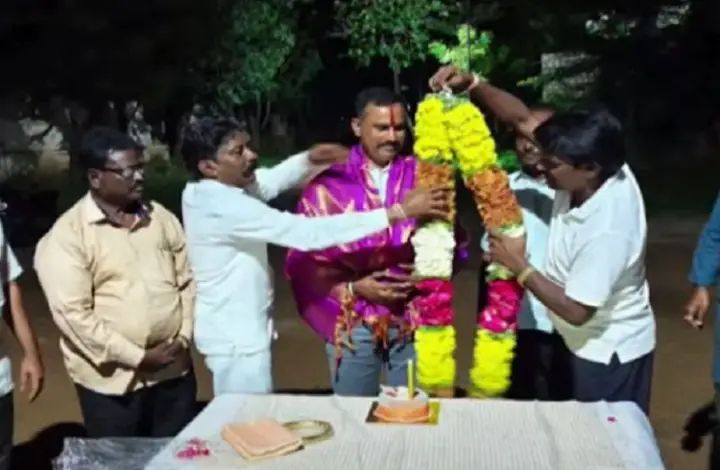 ರೌಡಿ ಶೀಟರ್ ಜೊತೆ ಕೇಕ್ ಕಟ್ : ಪಿಎಸ್ಐ ಅಮಾನತು ರೌಡಿ ಶೀಟರ್ ಜೊತೆ ಕೇಕ್ ಕಟ್ : ಪಿಎಸ್ಐ ಅಮಾನತು