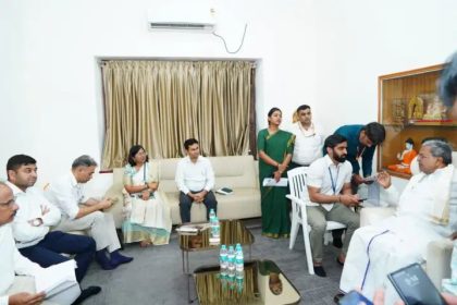 ಸಿದ್ದರಾಮಯ್ಯ ಮನೆಗೆ ಜನಗಣತಿ ಅಧಿಕಾರಿಗಳು : ಸಮಾಧಾನದಿಂದ ಉತ್ತರಿಸಿದ ಸಿಎಂ 