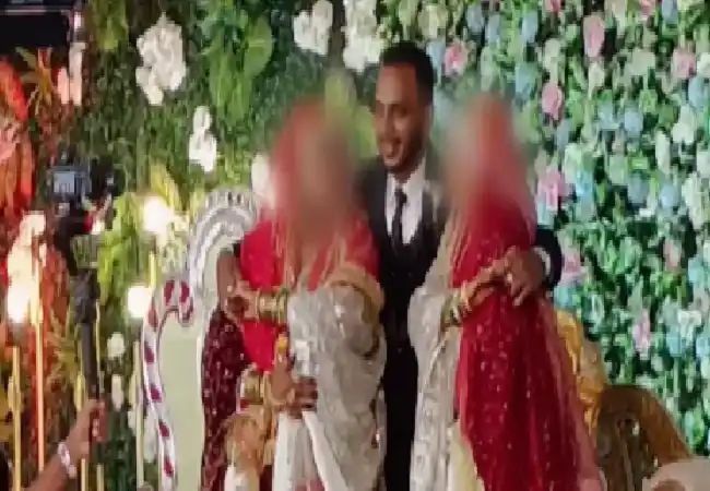 ಏಕಕಾಲಕ್ಕೆ ಇಬ್ಬರು ಯುವತಿಯರನ್ನು ಮದುವೆಯಾದ ಯುವಕ ಏಕಕಾಲಕ್ಕೆ ಇಬ್ಬರು ಯುವತಿಯರನ್ನು ಮದುವೆಯಾದ ಯುವಕ