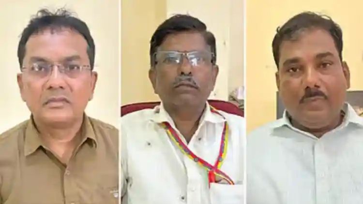 12 ಸಾವಿರ ಲಂಚ ಪಡೆಯುವ ಲೋಕಾಯುಕ್ತ ಬಲೆಗೆ ಬಿದ್ದ ಶಿರಸ್ತೇದಾರ ಸೇರಿ ಮೂವರು ಸಿಬ್ಬಂದಿ 12 ಸಾವಿರ ಲಂಚ ಪಡೆಯುವ ಲೋಕಾಯುಕ್ತ ಬಲೆಗೆ ಬಿದ್ದ ಶಿರಸ್ತೇದಾರ ಸೇರಿ ಮೂವರು ಸಿಬ್ಬಂದಿ