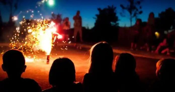 ಬೆಂಗಳೂರಿನಲ್ಲಿ ಪಟಾಕಿ ಸಿಡಿತಕ್ಕೆ 14 ಜನರಿಗೆ ಗಂಭೀರ ಗಾಯ ಬೆಂಗಳೂರಿನಲ್ಲಿ ಪಟಾಕಿ ಸಿಡಿತಕ್ಕೆ 14 ಜನರಿಗೆ ಗಂಭೀರ ಗಾಯ