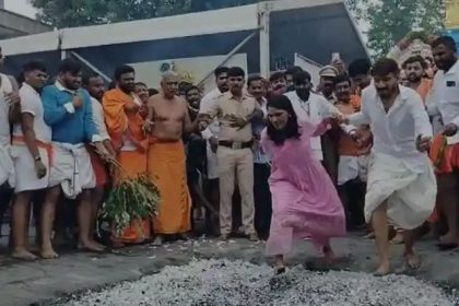 ಭಕ್ತರ ಜೊತೆಗೆ ಕೆಂಡ ಹಾಯ್ದ ಜಿಲ್ಲಾಧಿಕಾರಿ ಕೆ.ಎಸ್. ಲತಾ ಕುಮಾರಿ 