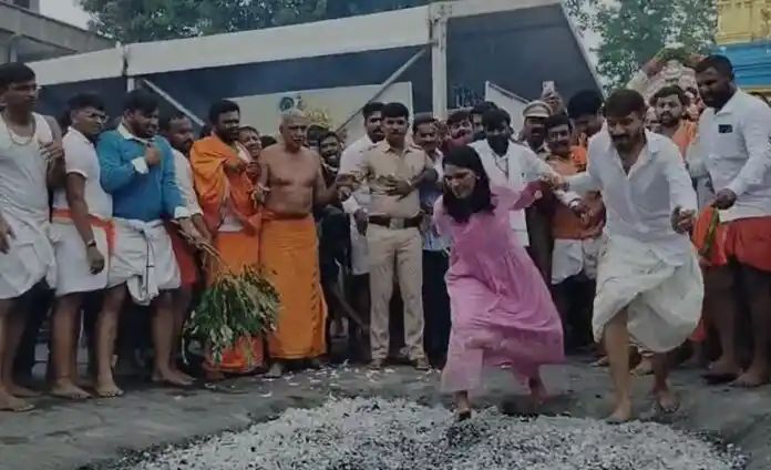 ಭಕ್ತರ ಜೊತೆಗೆ ಕೆಂಡ ಹಾಯ್ದ ಜಿಲ್ಲಾಧಿಕಾರಿ ಕೆ.ಎಸ್. ಲತಾ ಕುಮಾರಿ ಭಕ್ತರ ಜೊತೆಗೆ ಕೆಂಡ ಹಾಯ್ದ ಜಿಲ್ಲಾಧಿಕಾರಿ ಕೆ.ಎಸ್. ಲತಾ ಕುಮಾರಿ