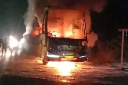 ಹೊತ್ತಿ ಉರಿದ ಹೈದರಾಬಾದ್ ನಿಂದ ಬೆಂಗಳೂರಿಗೆ ಬರುತ್ತಿದ್ದ ಬಸ್ : 15 ಜನ ಸಜೀವ ದಹನ